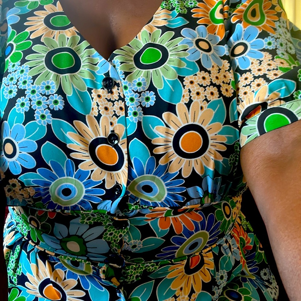 Cabi "Happy Top" Fitted Floral Short Sleeve Blouse # 5900. Great blouse. EUC